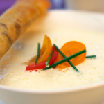 Currymaustettu perunasosekeitto ja tonnikalarulla